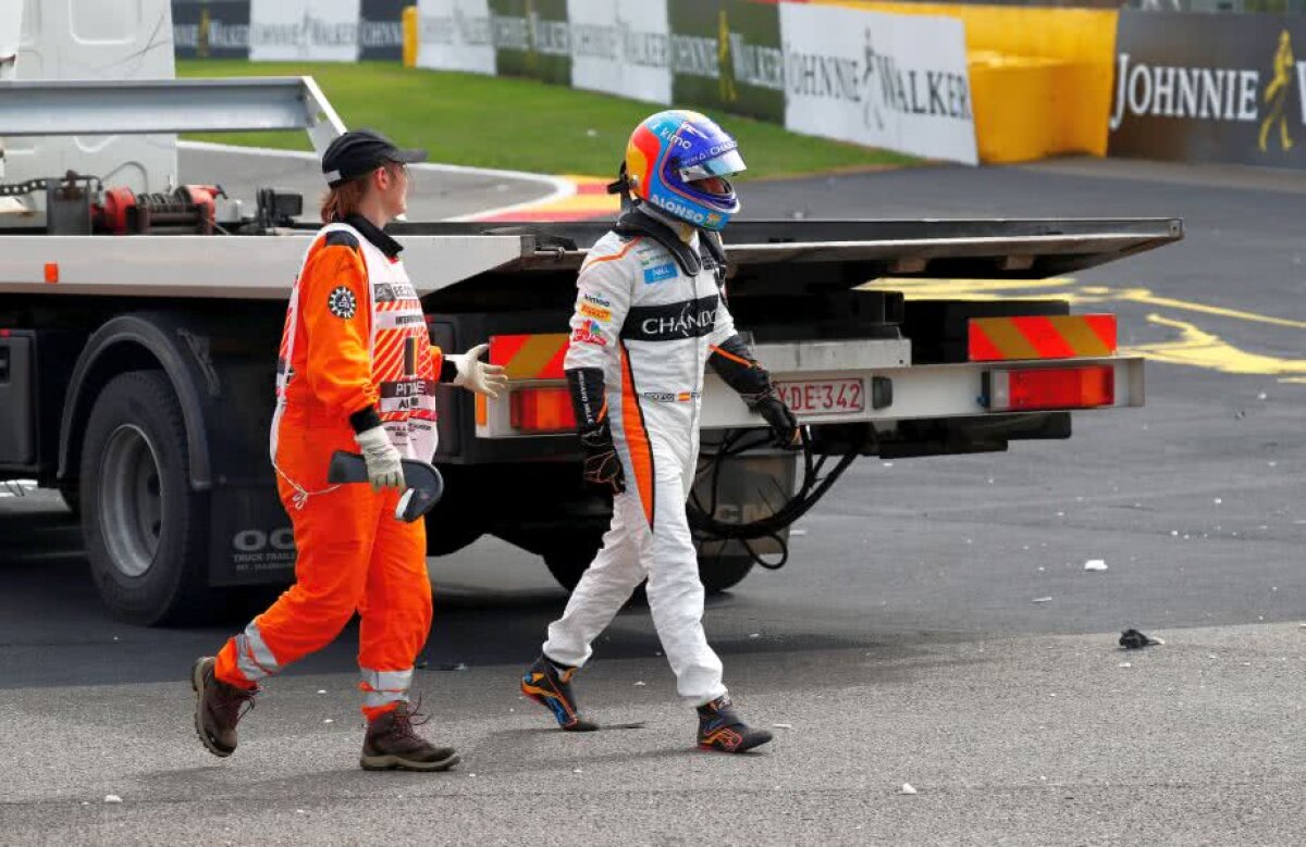 GALERIE FOTO Accident șocant la startul Marelui Premiu al Belgiei: Ghinion teribil pentru Alonso după o coliziune greu de privit!