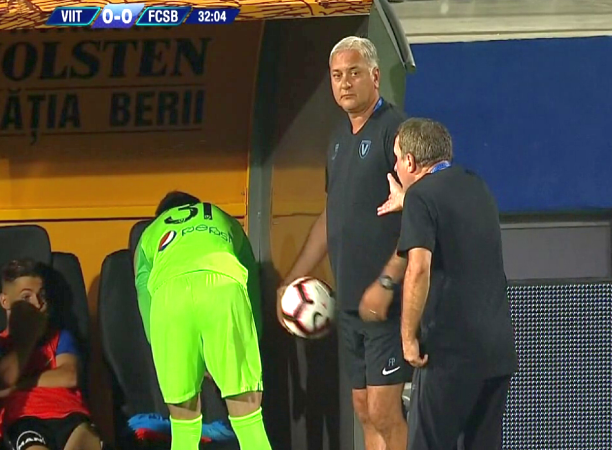 VIITORUL - FCSB // FOTO Moment tensionat pe banca Viitorului » Hagi și-a ieșit din minți și a țipat la antrenorul de portari!