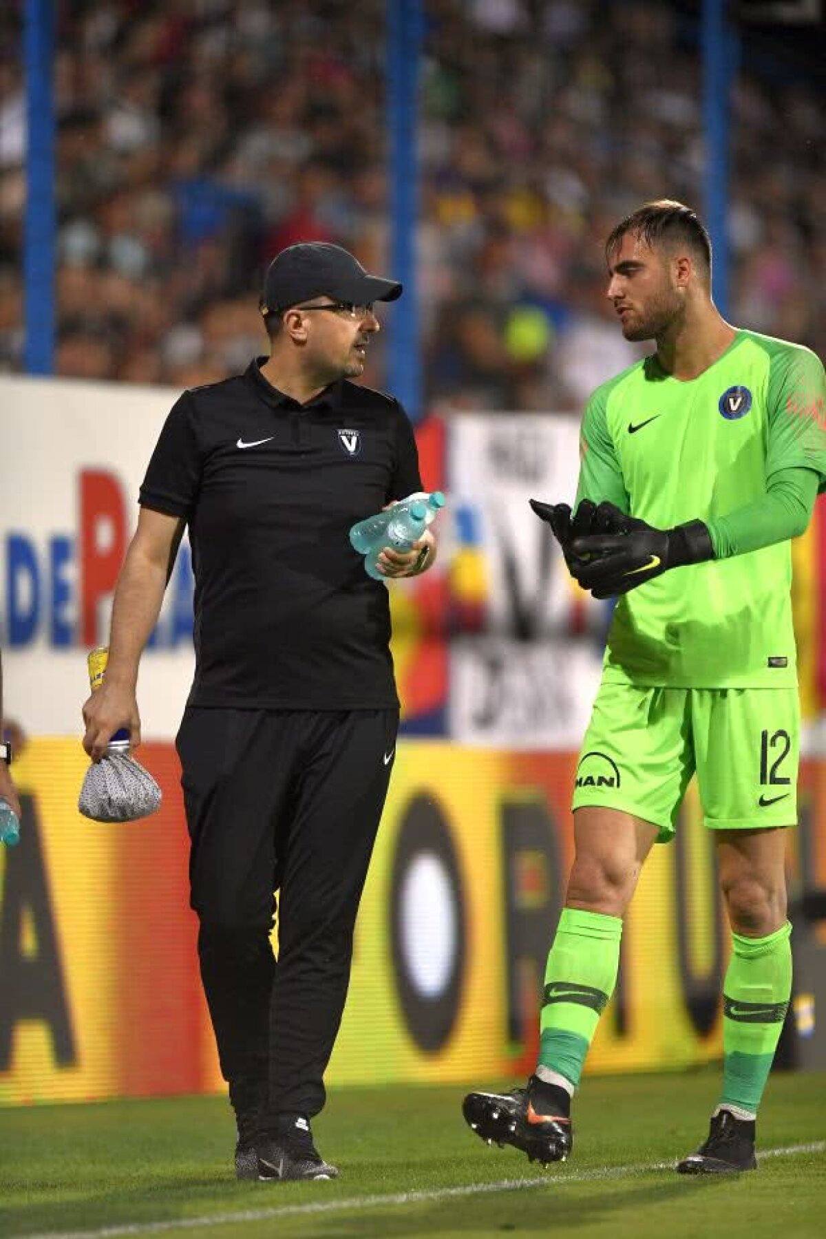 VIITORUL - FCSB // FOTO Moment tensionat pe banca Viitorului » Hagi și-a ieșit din minți și a țipat la antrenorul de portari!