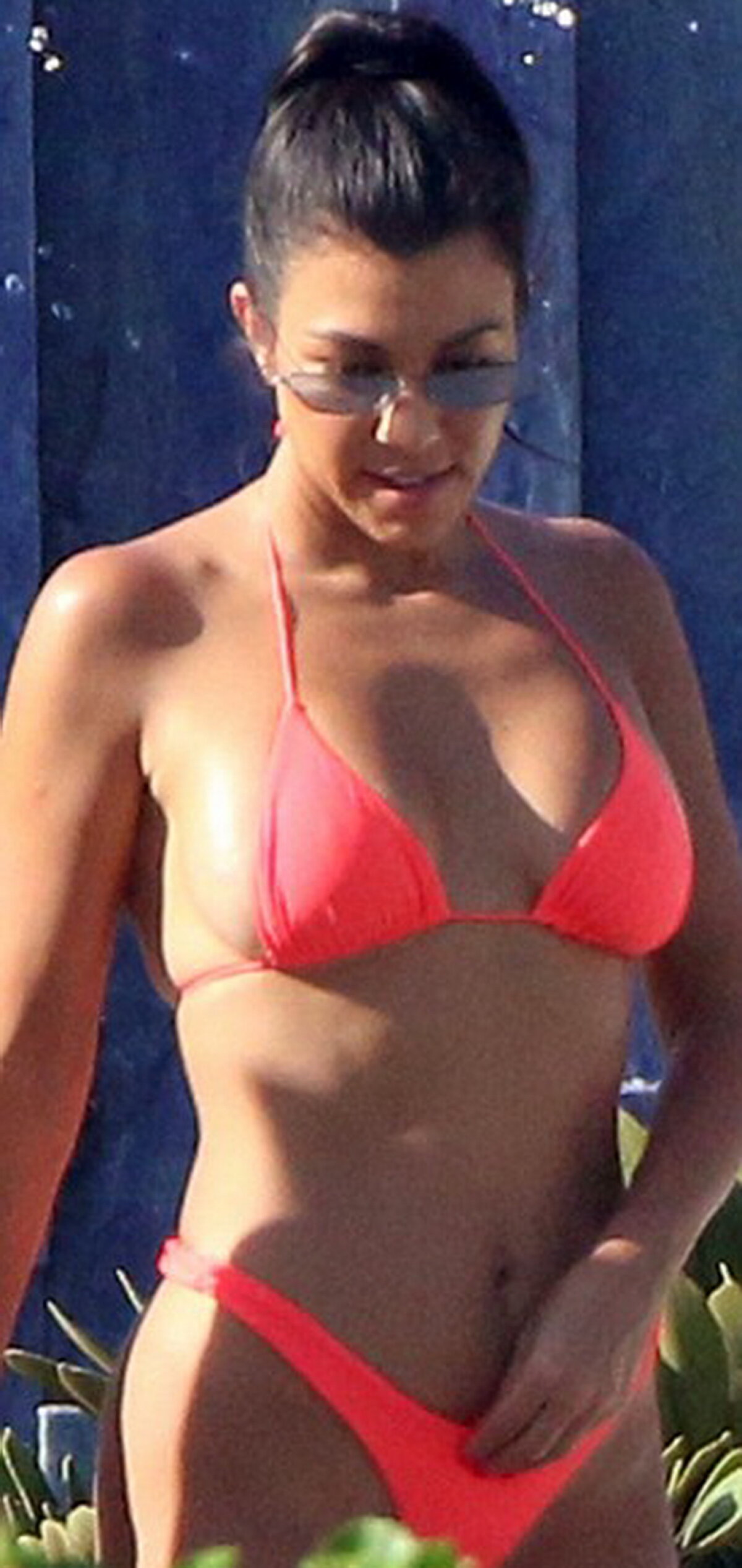 GALERIE FOTO Kourtney Kardashian și-a arătat formele superbe la plajă
