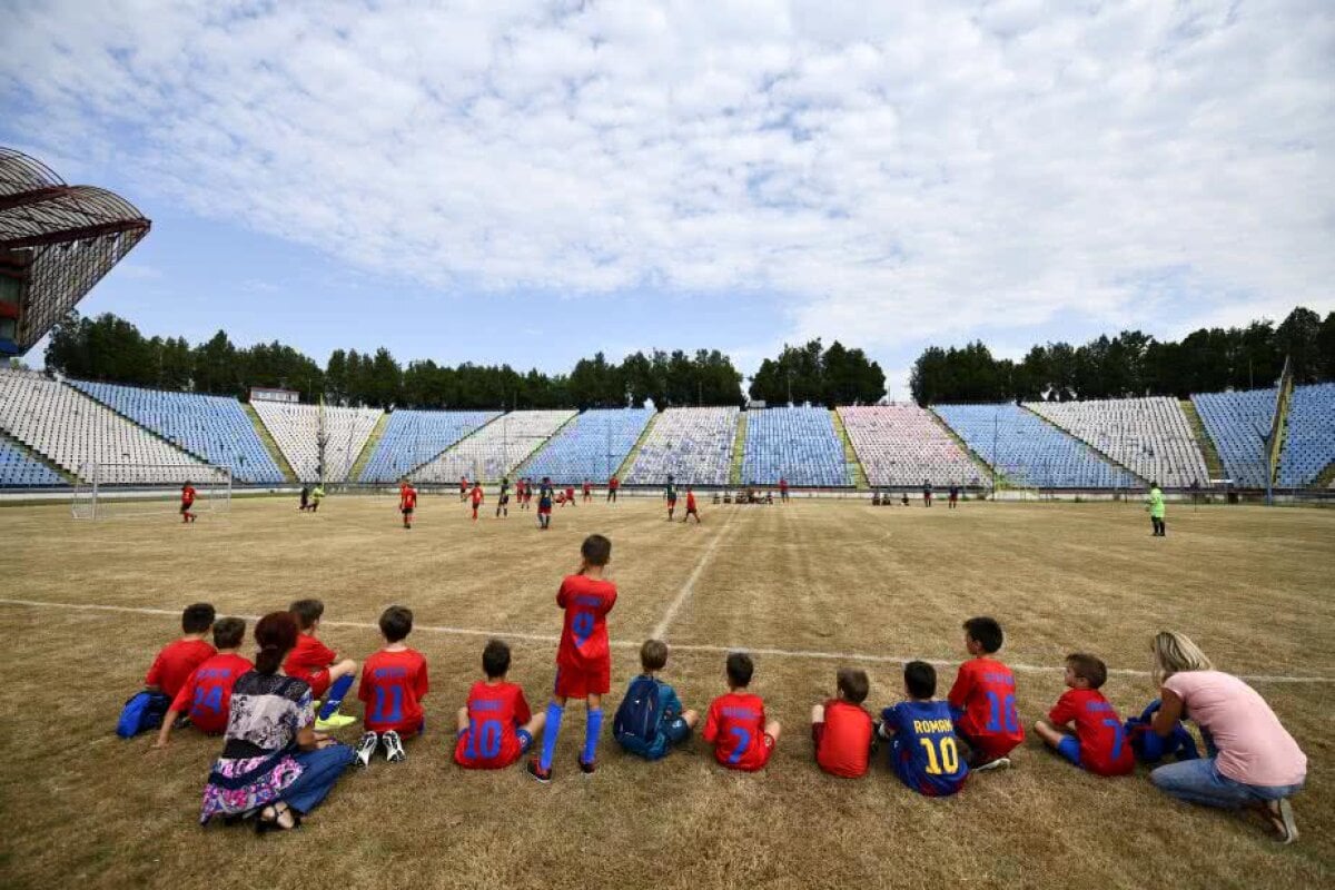 GALERIE FOTO Lăcătuș și Iordănescu au vorbit înaintea demolării stadionului Ghencea + Alte glorii steliste au fost prezente la eveniment