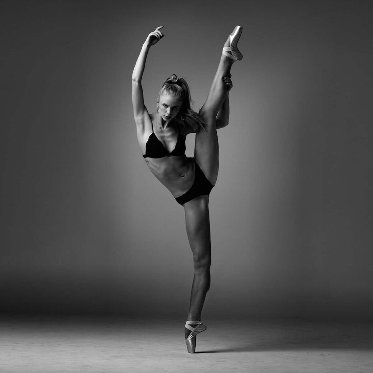 GALERIE FOTO Sacrificiile unei balerine HOT: "Puțin sex și mereu înfometată"