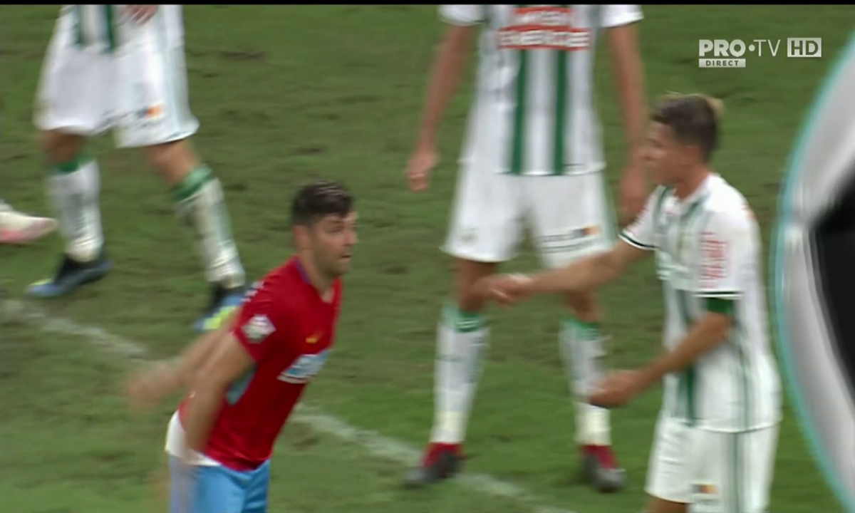 FCSB - RAPID VIENA 2-1 (1-3 în tur) // FOTO Moment HILAR în prelungirile partidei » Raul Rusescu a furat notițele secrete ale austriecilor