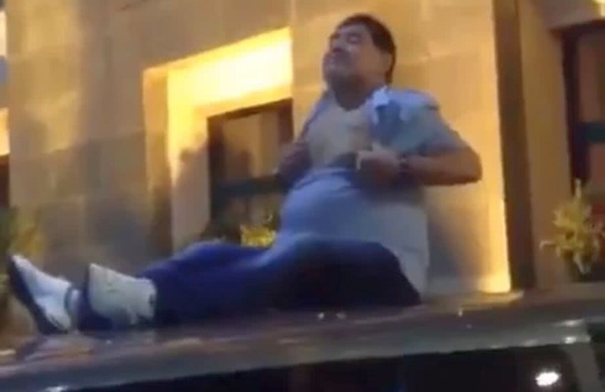 FOTO + VIDEO Mai ceva ca Gigi pe Maibach! Maradona s-a dezlănțuit în Belarus: "striptease" pe acoperișul mașinii :)