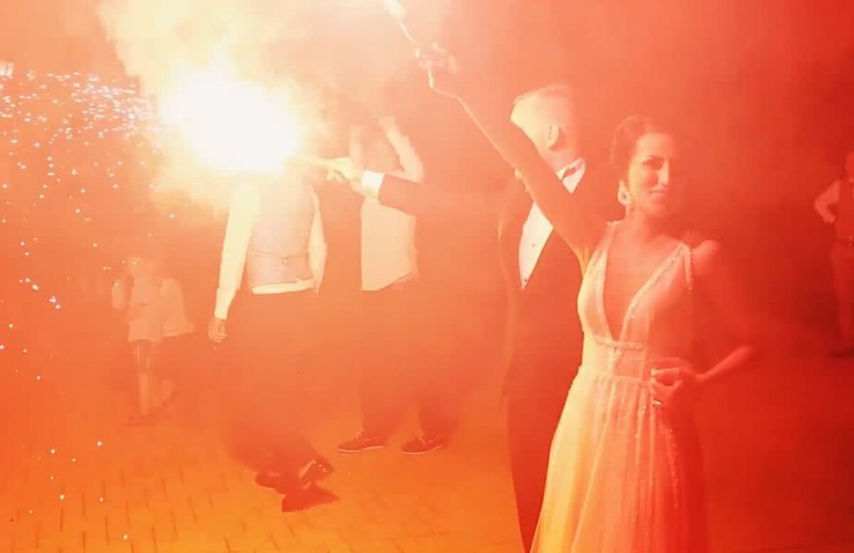 VIDEO&FOTO Imagini SUPERBE de la nunta cele mai SEXY fane a CSA Steaua: torțe și cântece de peluză