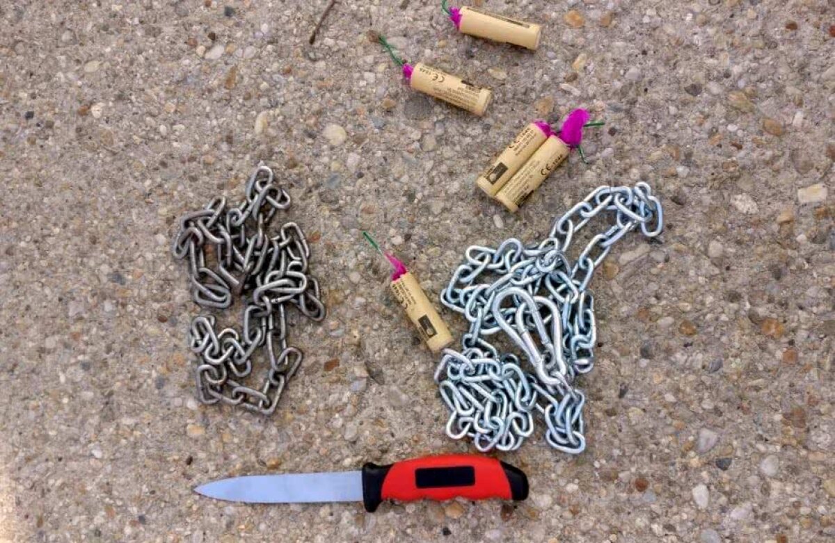 CS U CRAIOVA - DINAMO // FOTO ȘOCANT! Dinamoviștii au comis-o din nou: prinși de Jandarmerie cu lanțuri, cuțite și droguri! 