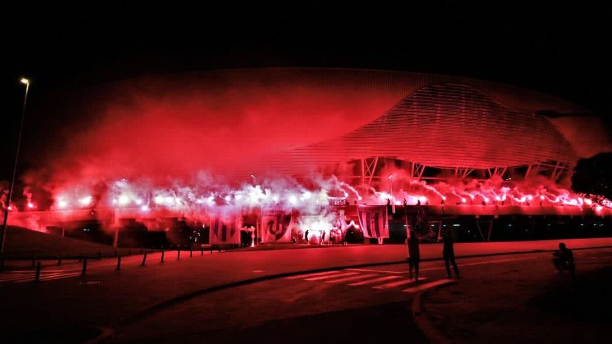 FOTO Spectacol pirotehnic realizat de fanii olteni la aniversarea a 70 de ani de la fondarea Universității Craiova
