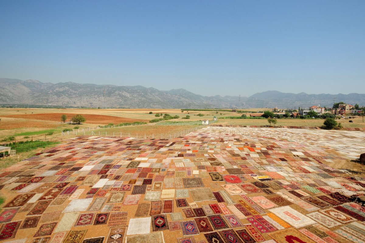 FOTO Spectaculos! Vă era dor de covoarele persane? Iată cum sunt produse în Turcia