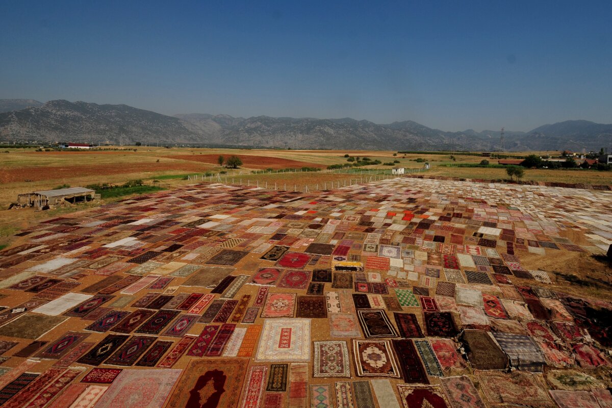 FOTO Spectaculos! Vă era dor de covoarele persane? Iată cum sunt produse în Turcia