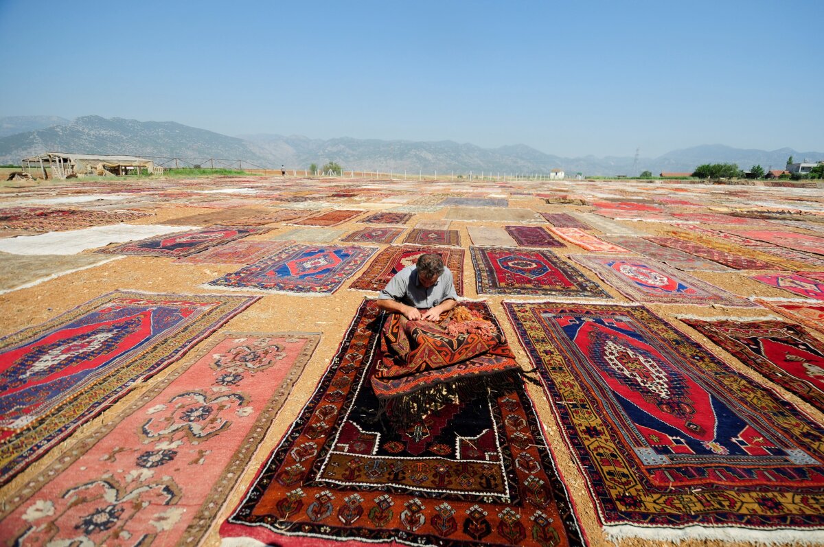 FOTO Spectaculos! Vă era dor de covoarele persane? Iată cum sunt produse în Turcia