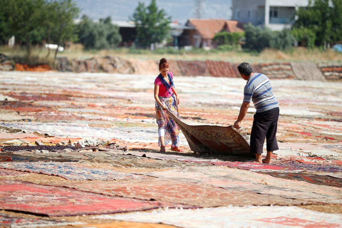 FOTO Spectaculos! Vă era dor de covoarele persane? Iată cum sunt produse în Turcia