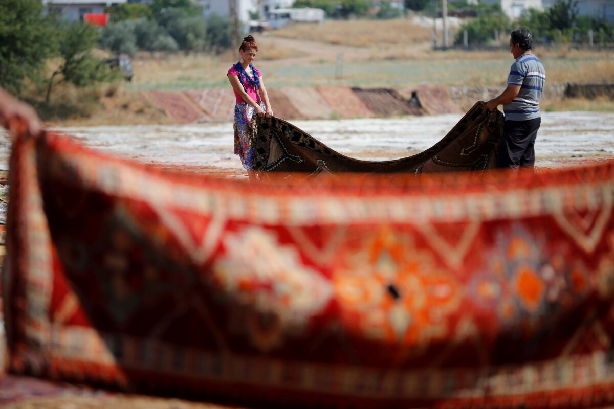 FOTO Spectaculos! Vă era dor de covoarele persane? Iată cum sunt produse în Turcia
