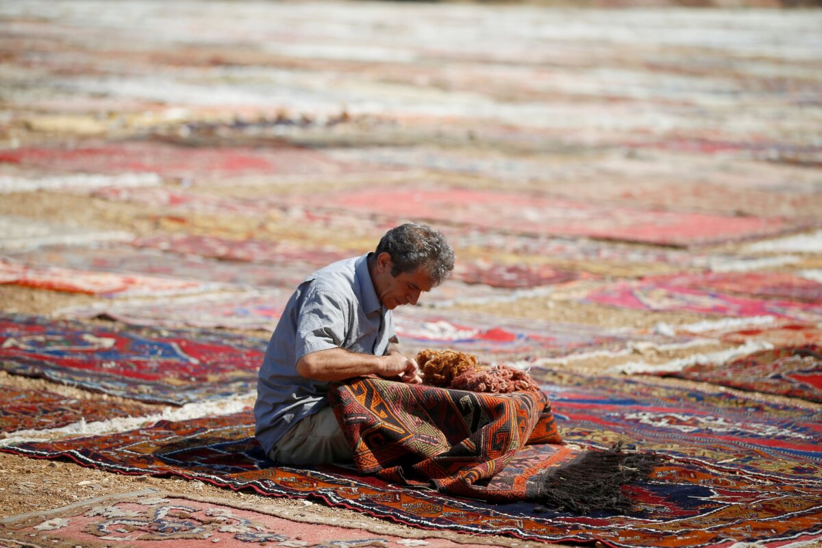 FOTO Spectaculos! Vă era dor de covoarele persane? Iată cum sunt produse în Turcia
