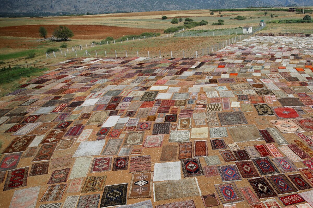 FOTO Spectaculos! Vă era dor de covoarele persane? Iată cum sunt produse în Turcia