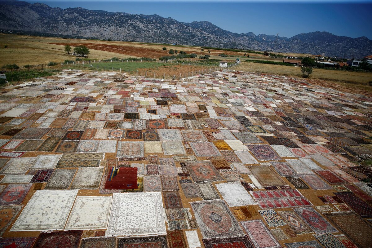 FOTO Spectaculos! Vă era dor de covoarele persane? Iată cum sunt produse în Turcia