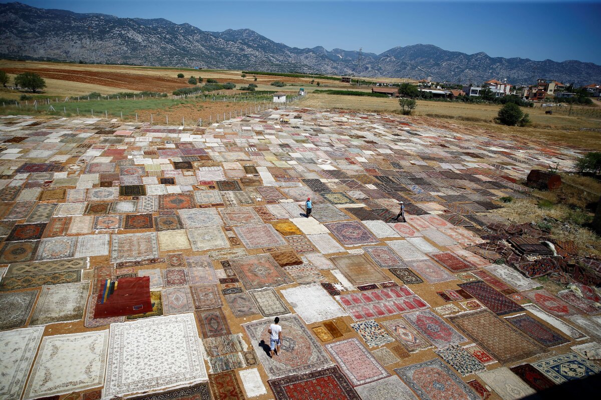 FOTO Spectaculos! Vă era dor de covoarele persane? Iată cum sunt produse în Turcia