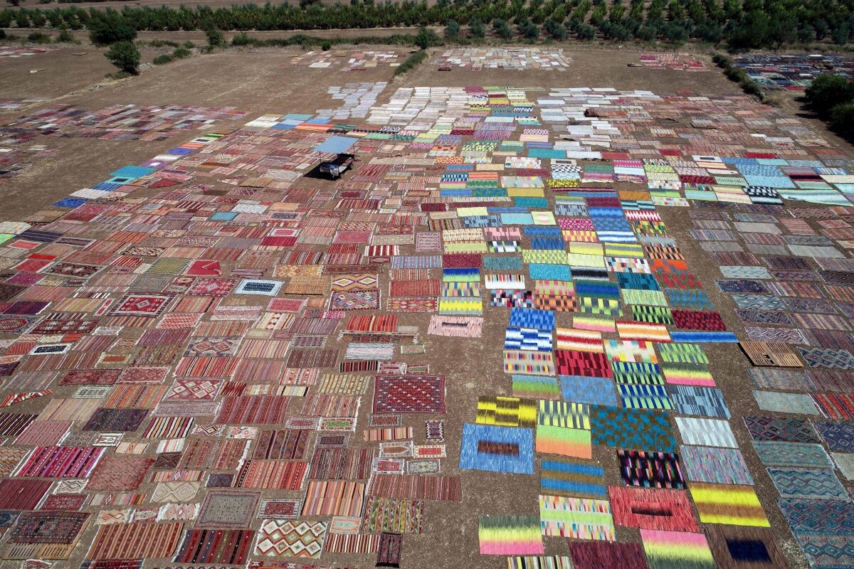 FOTO Spectaculos! Vă era dor de covoarele persane? Iată cum sunt produse în Turcia