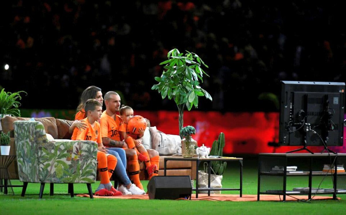 FOTO Retragerea lui Sneijder » Și-a revăzut cariera pe o canapea, cu familia, la mijlocul terenului pe ”Johan Cruyff Arena”