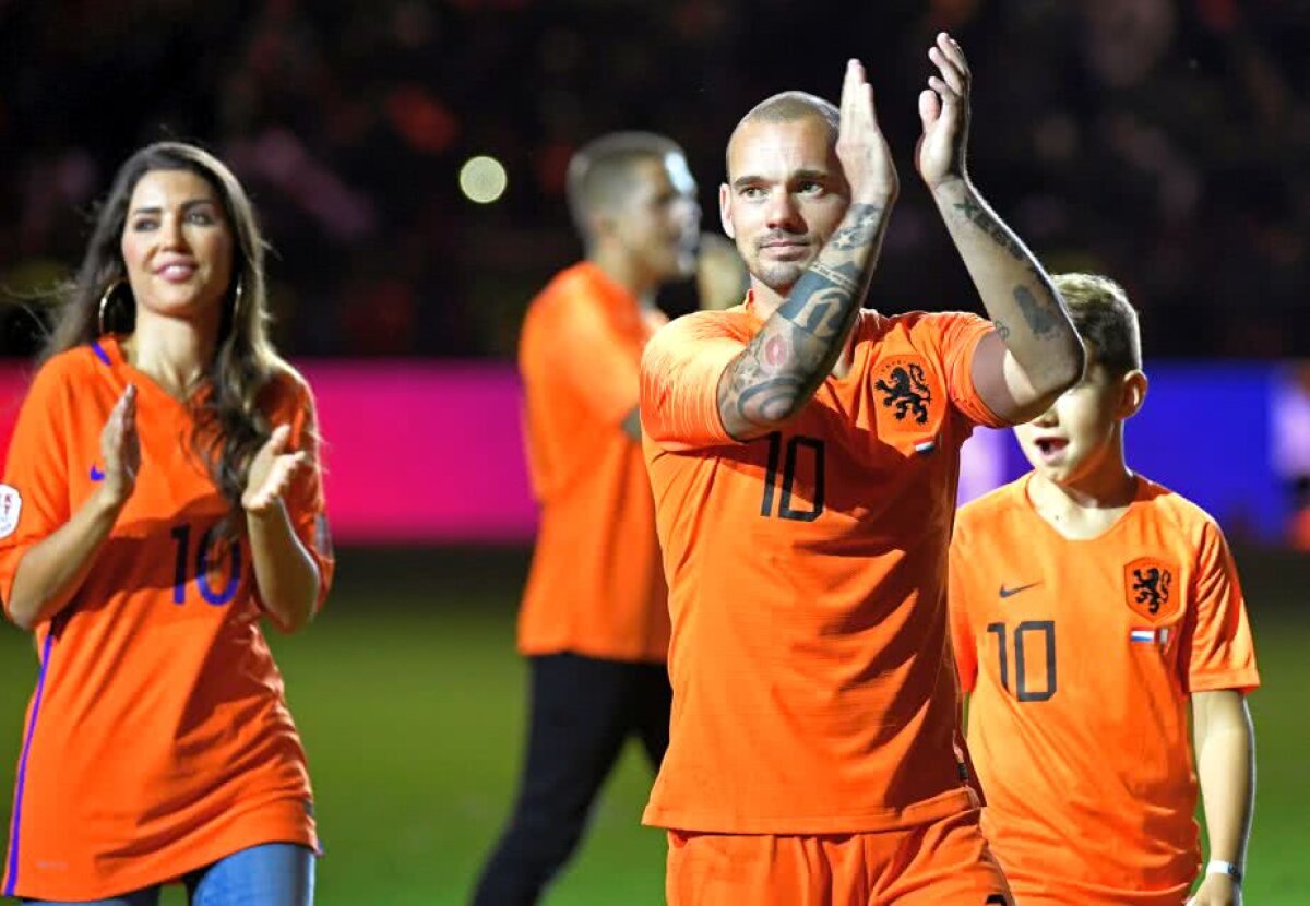 FOTO Retragerea lui Sneijder » Și-a revăzut cariera pe o canapea, cu familia, la mijlocul terenului pe ”Johan Cruyff Arena”