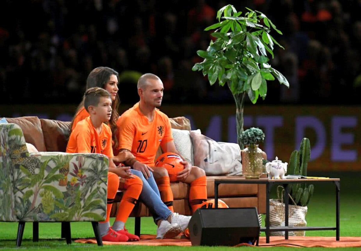 FOTO Retragerea lui Sneijder » Și-a revăzut cariera pe o canapea, cu familia, la mijlocul terenului pe ”Johan Cruyff Arena”