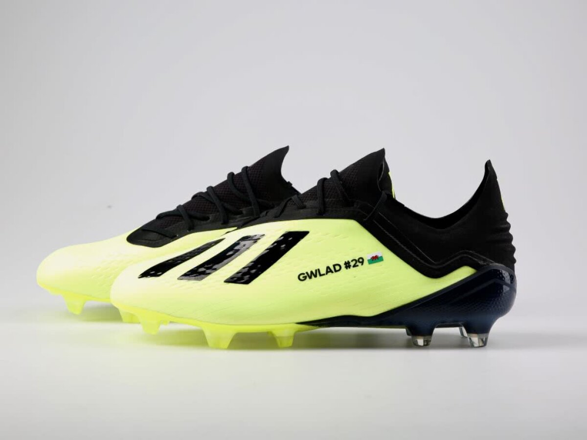 GALERIE FOTO S-au vândut ca pâinea caldă » Ghetele lui Bale au fost cumpărate instant de fanii fotbalistului galez!