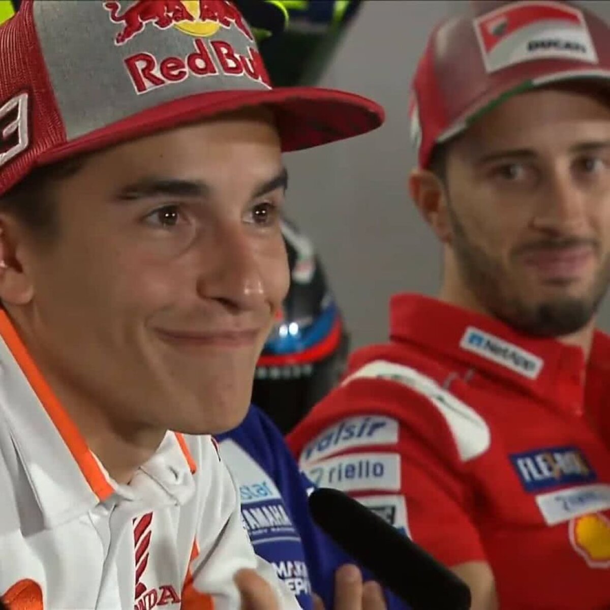 FOTO ȘI VIDEO » Rossi l-a umilit pe Marquez la conferința de presă! Imaginile au făcut înconjurul lumii! Lorenzo îl atacă pe "Doctor": "Se poartă ca un copil"