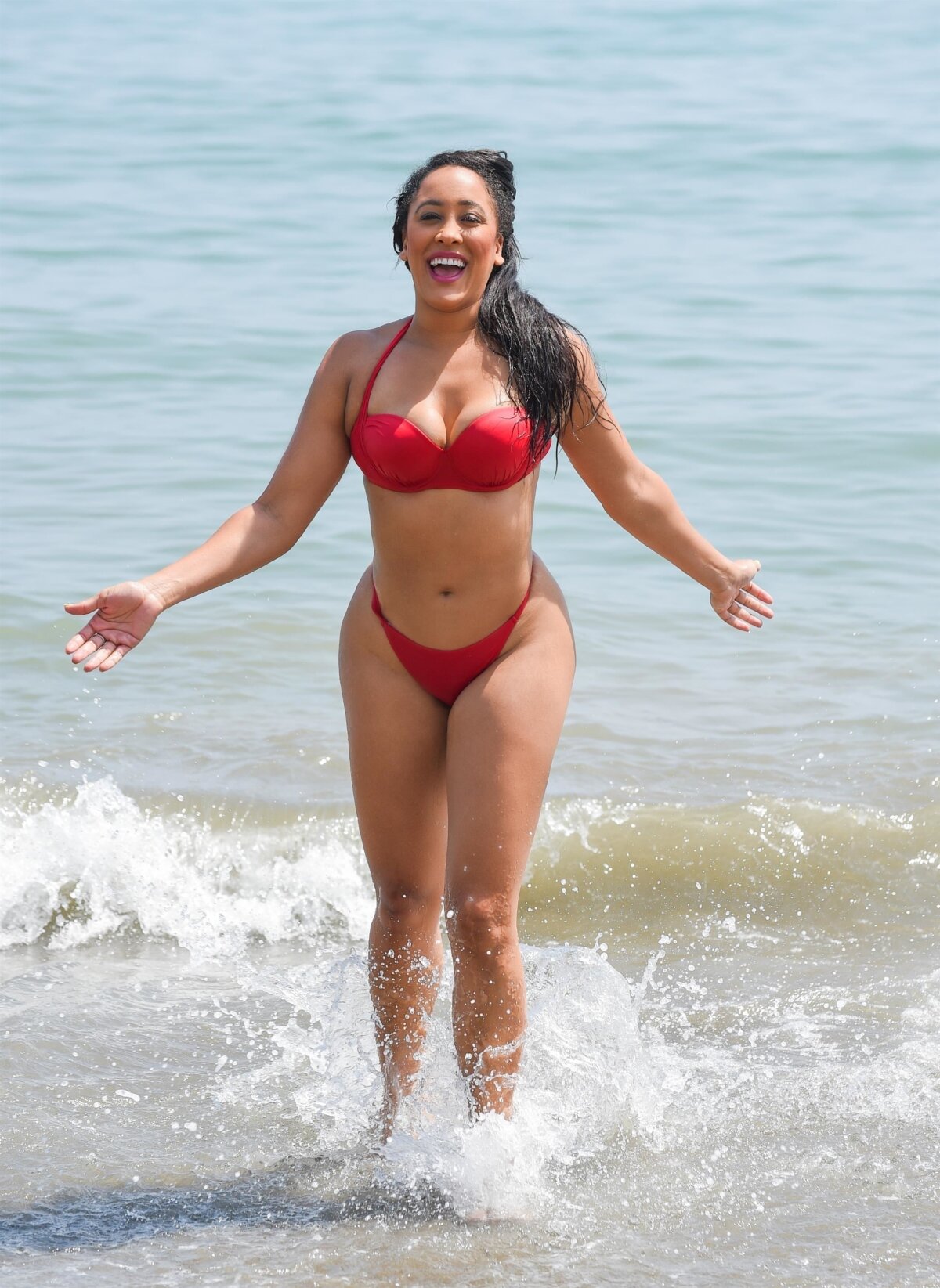 FOTO Ultimele zile la mare! » O bombă sexy a făcut furori pe o plajă din Spania