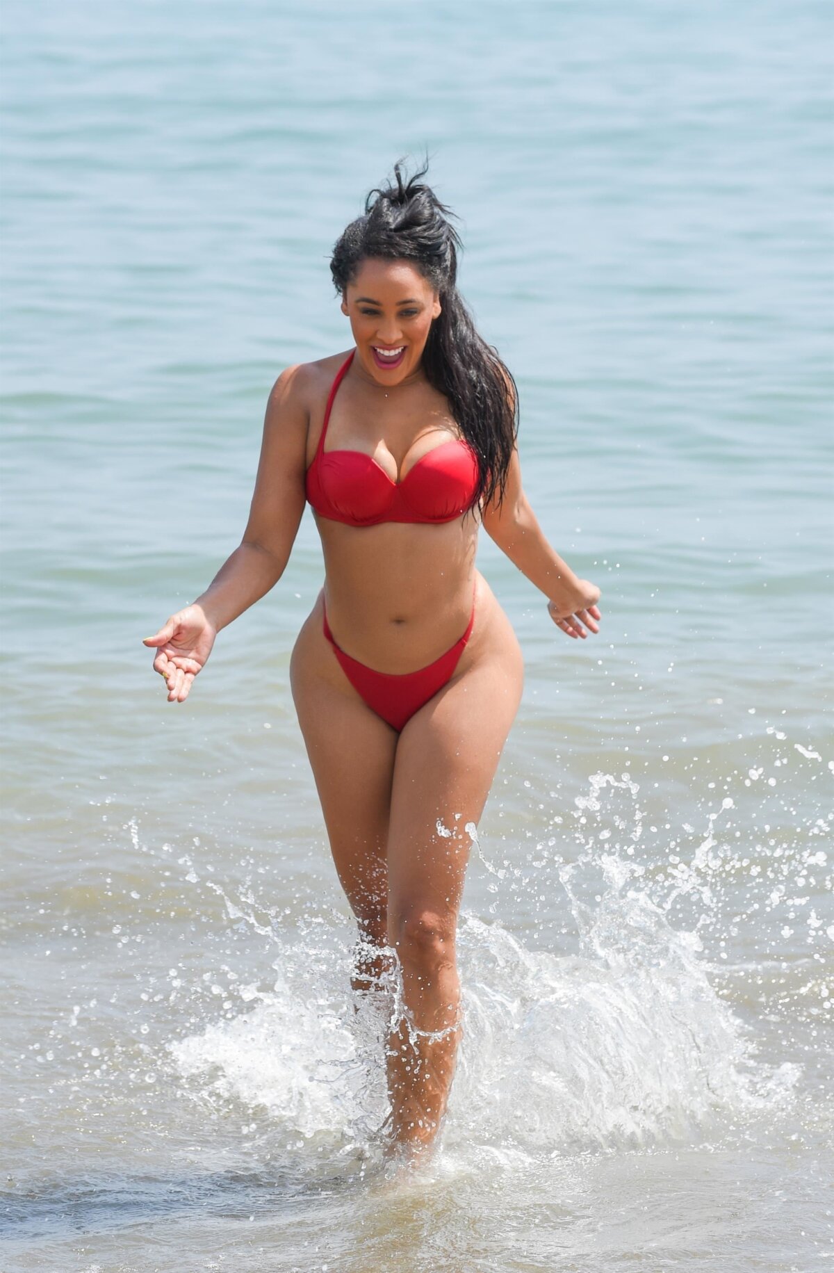FOTO Ultimele zile la mare! » O bombă sexy a făcut furori pe o plajă din Spania