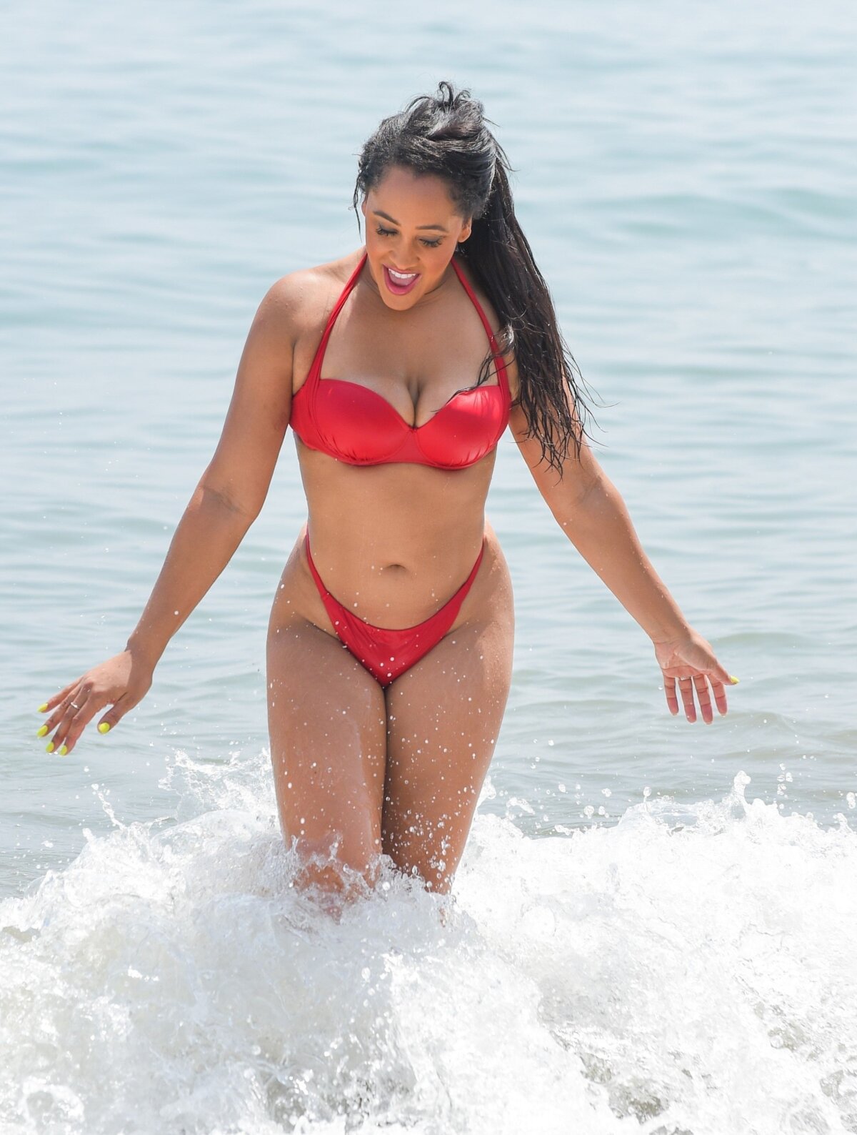 FOTO Ultimele zile la mare! » O bombă sexy a făcut furori pe o plajă din Spania