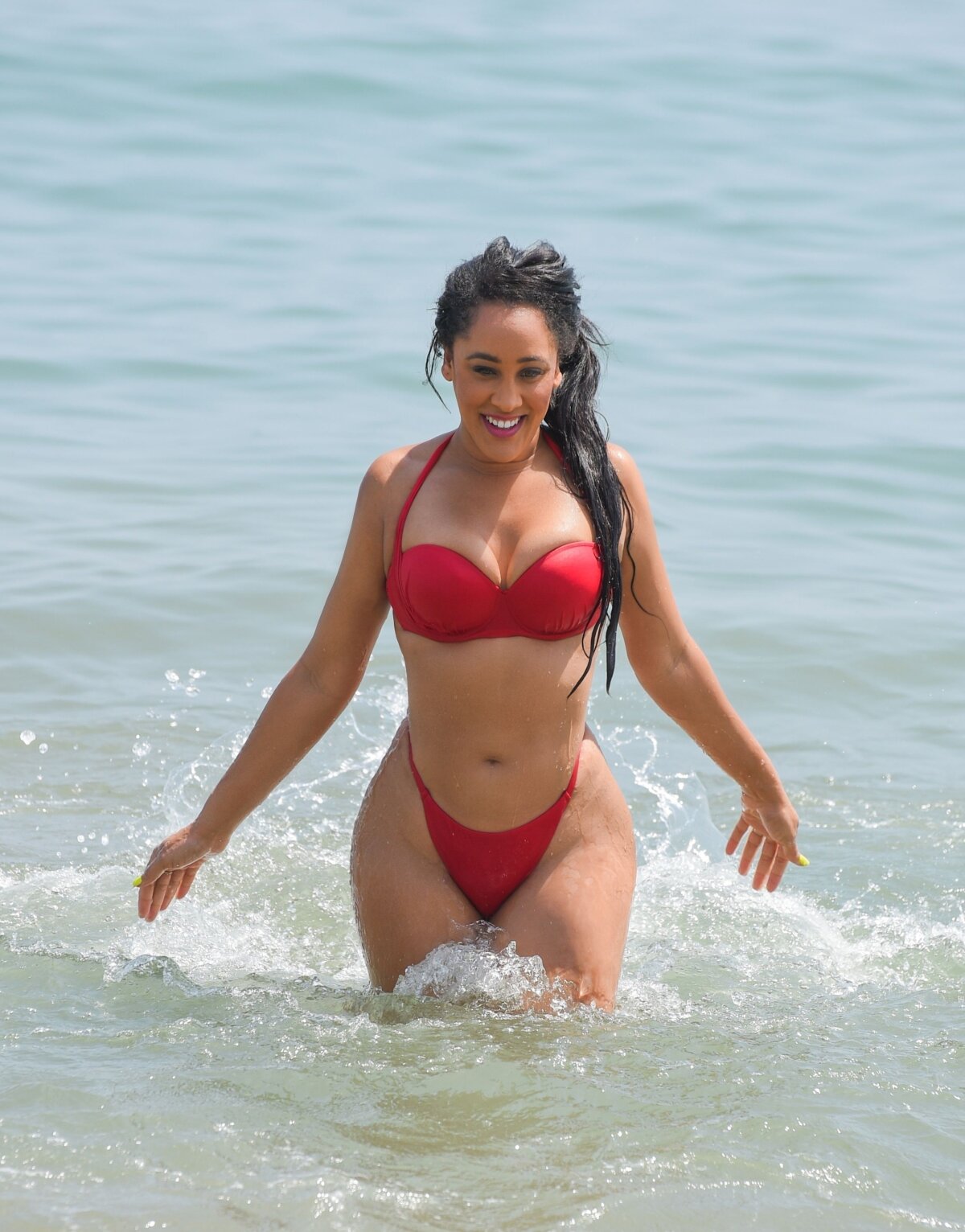 FOTO Ultimele zile la mare! » O bombă sexy a făcut furori pe o plajă din Spania