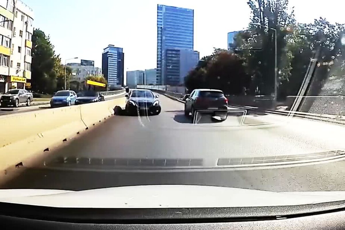 VIDEO Mașina lui Gigi Becali, surprinsă pe contratens în București!