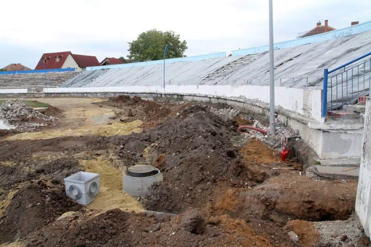 FOTO Tranșee la stadion! Arena pe care trebuia să se joace în 11 zile arată ca după bombardament