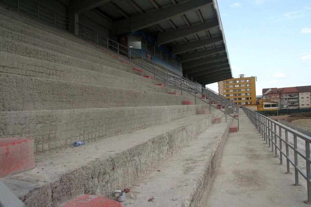 FOTO Tranșee la stadion! Arena pe care trebuia să se joace în 11 zile arată ca după bombardament
