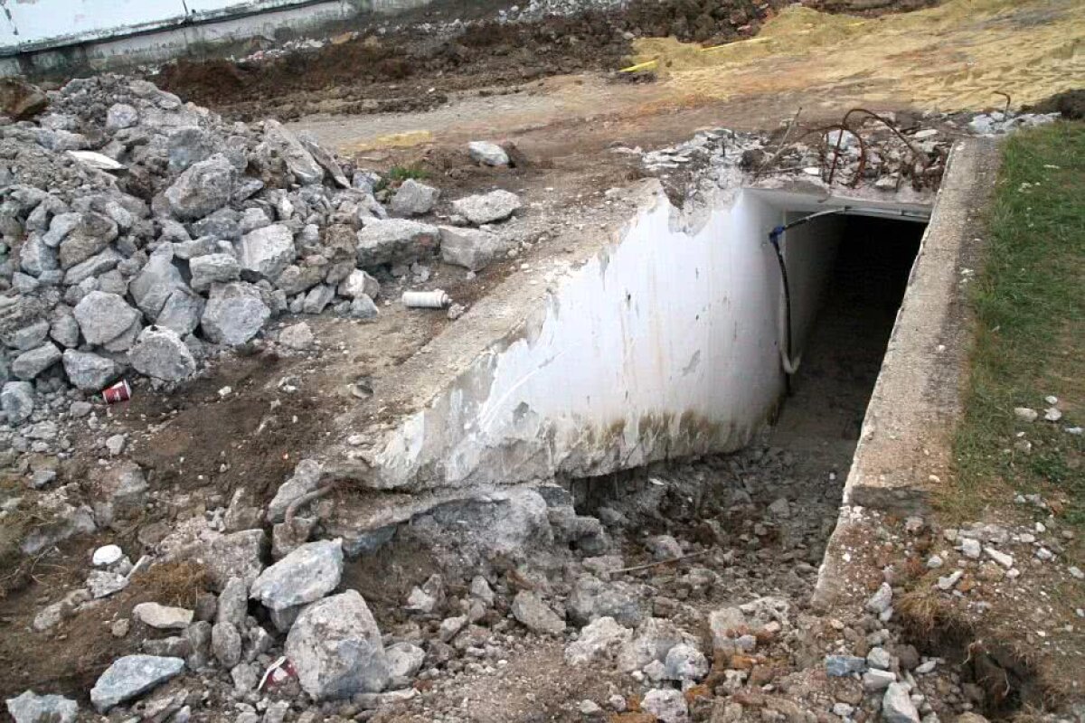 FOTO Tranșee la stadion! Arena pe care trebuia să se joace în 11 zile arată ca după bombardament