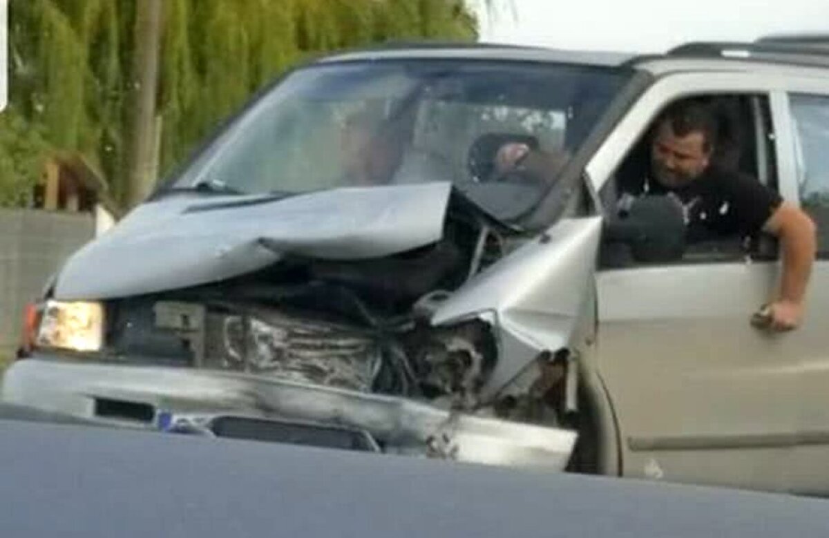 ROMÂNIA U21 - BOSNIA U 21 // FOTO Atenție, imagini dure » Accident auto serios în apropierea stadionului din Ovidiu » O persoană are nevoie de intervenția medicilor