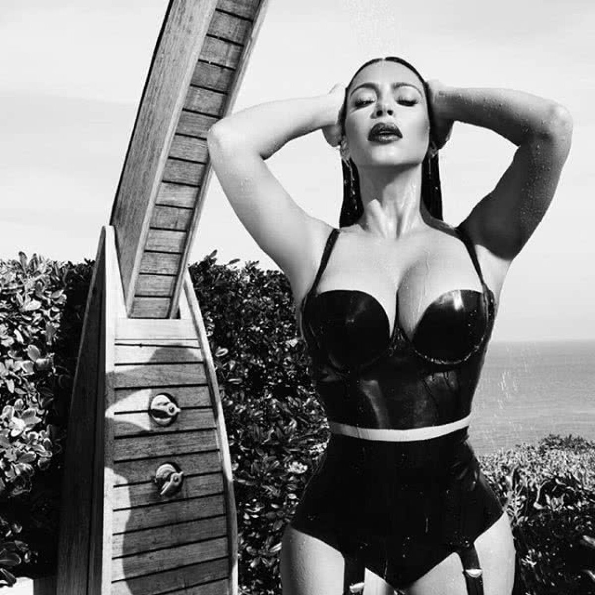 FOTO INCENDIAR Kim Kardashian a pozat nud, iar poza ei a stârnit noi controverse