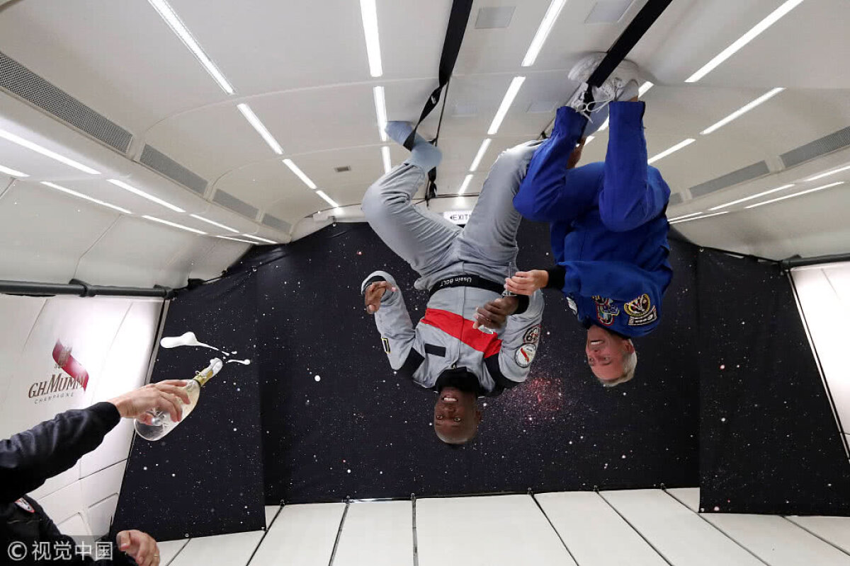 VIDEO+FOTO Spectaculos! Pe asta n-o mai făcuse: Usain Bolt s-a întrecut cu doi astronauți la gravitație zero