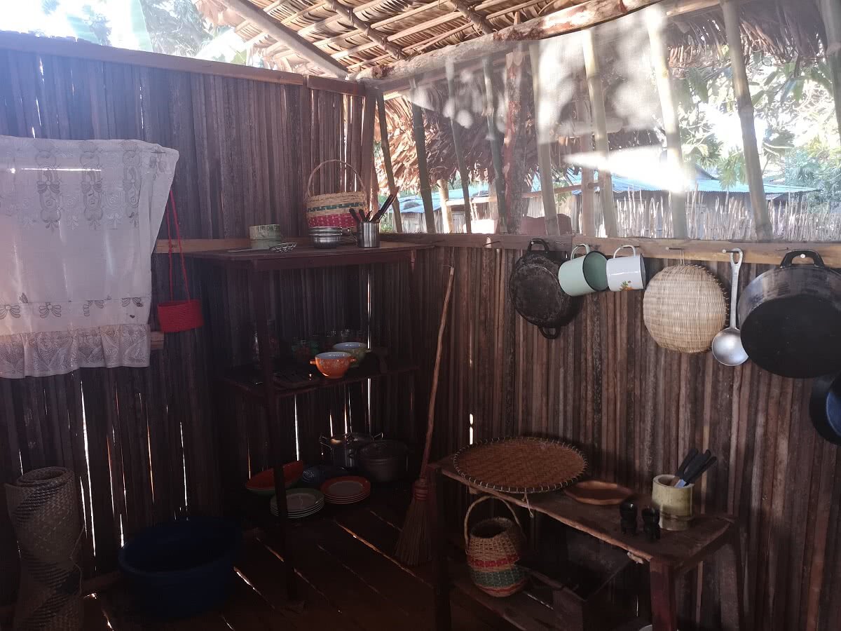 FOTO De la jacuzzi, spa și condiții de lux, mai multe vedete se spală la lighean și dorm într-o casă făcută din bambus, în Madagascar