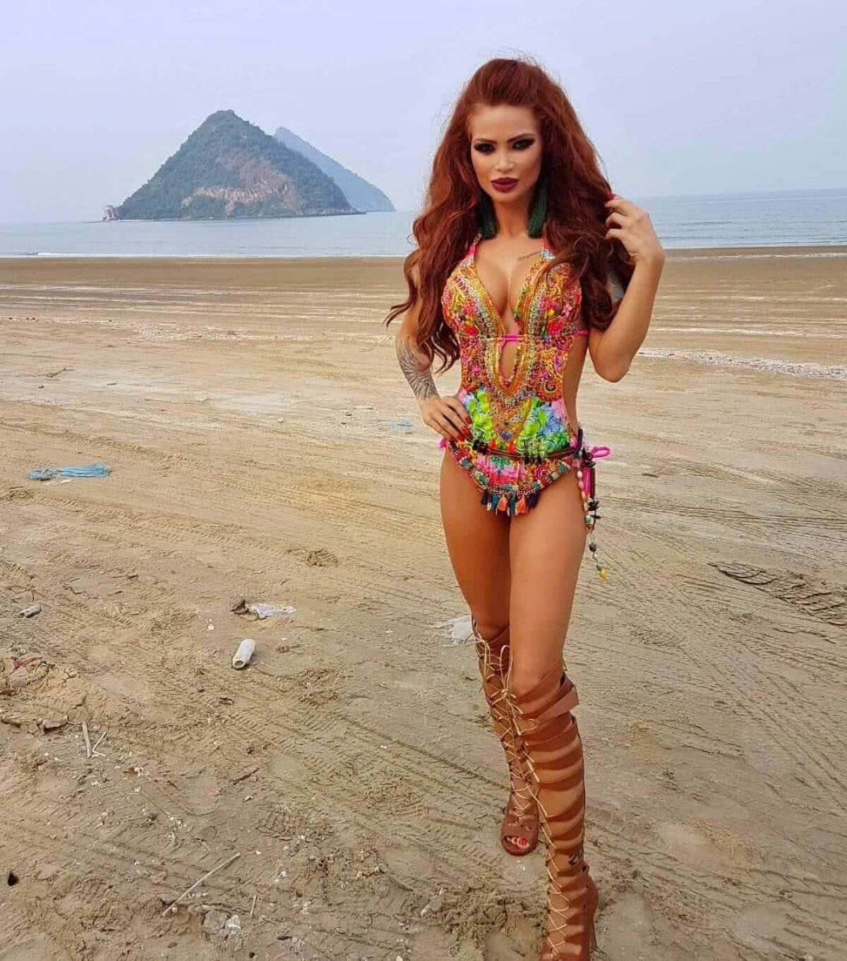 FOTO HOT Ispita roșcată! Diva momentului din ”Insula Iubirii” ține cu  Dinamo și e super sexy