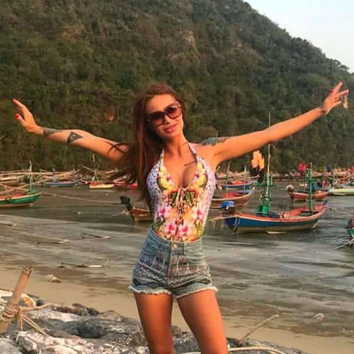 FOTO HOT Ispita roșcată! Diva momentului din ”Insula Iubirii” ține cu  Dinamo și e super sexy