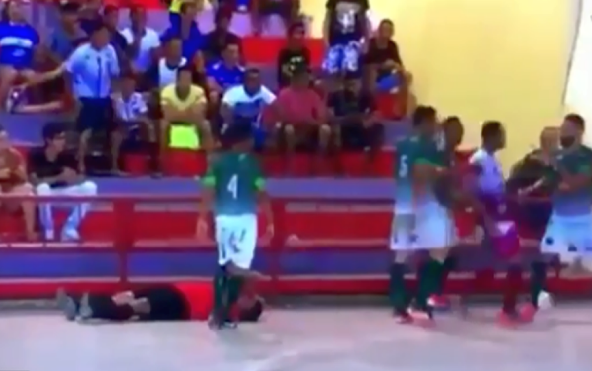 VIDEO Scene horror în Brazilia! Un jucător și-a pierdut cumpătul și l-a bătut pe arbitru: "Are o gaură în craniu"