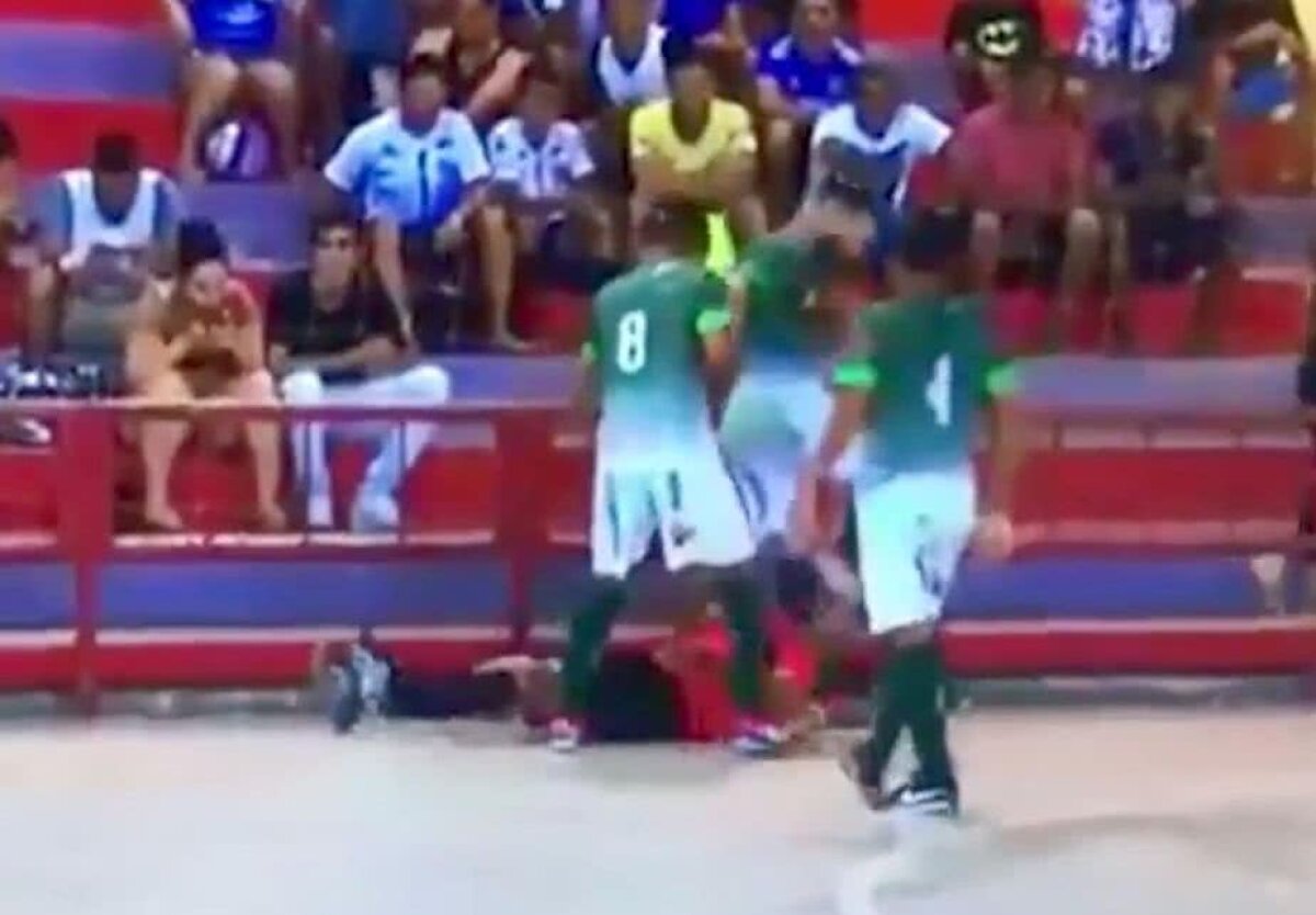 VIDEO Scene horror în Brazilia! Un jucător și-a pierdut cumpătul și l-a bătut pe arbitru: "Are o gaură în craniu"