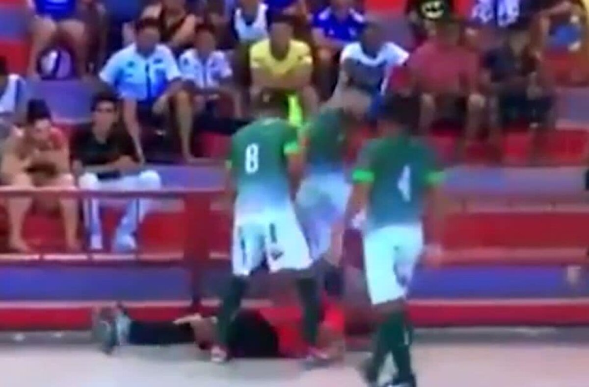 VIDEO Scene horror în Brazilia! Un jucător și-a pierdut cumpătul și l-a bătut pe arbitru: "Are o gaură în craniu"