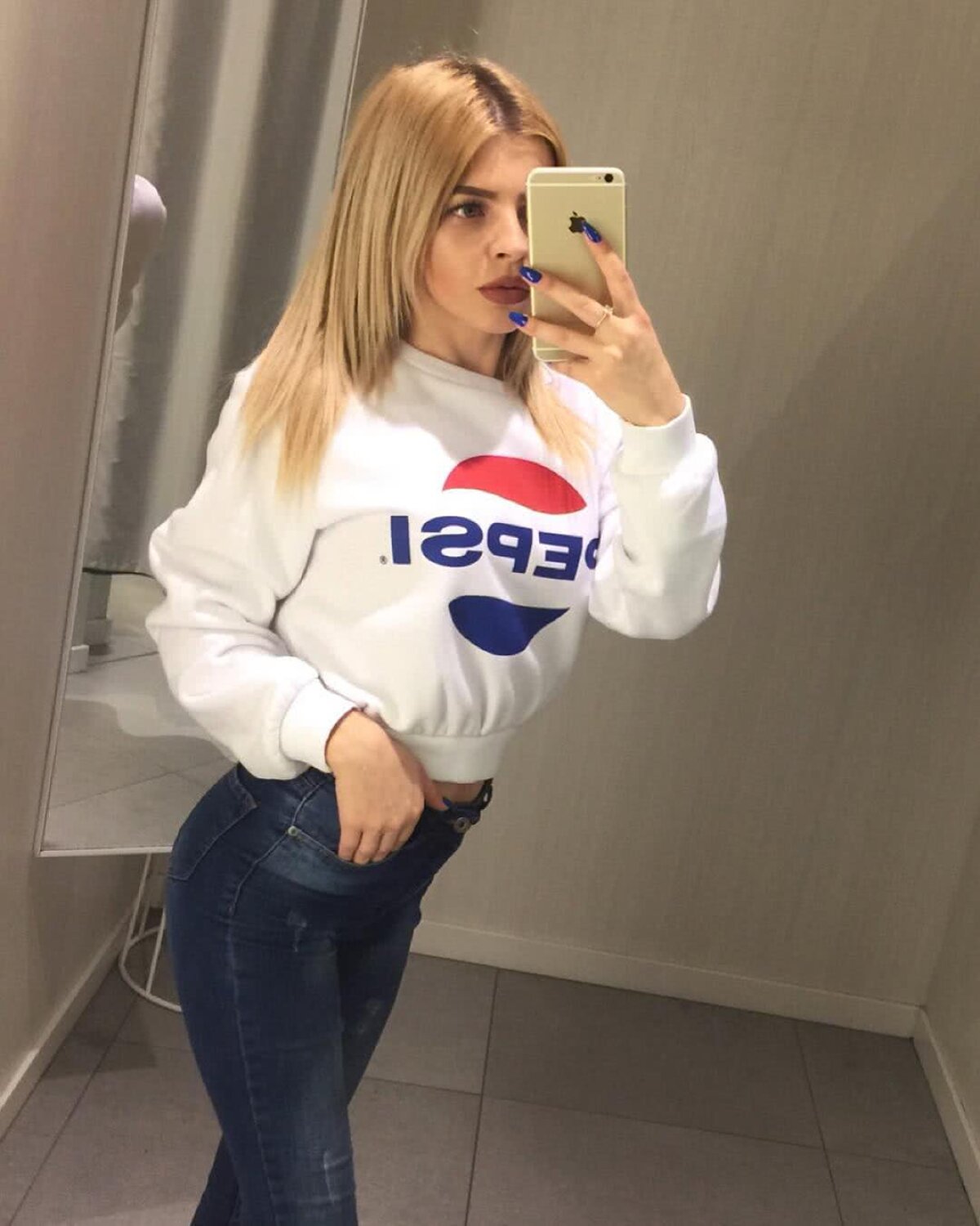 FOTO Inteligentă, blondă și sexy » O vloggeriță româncă rupe tiparele