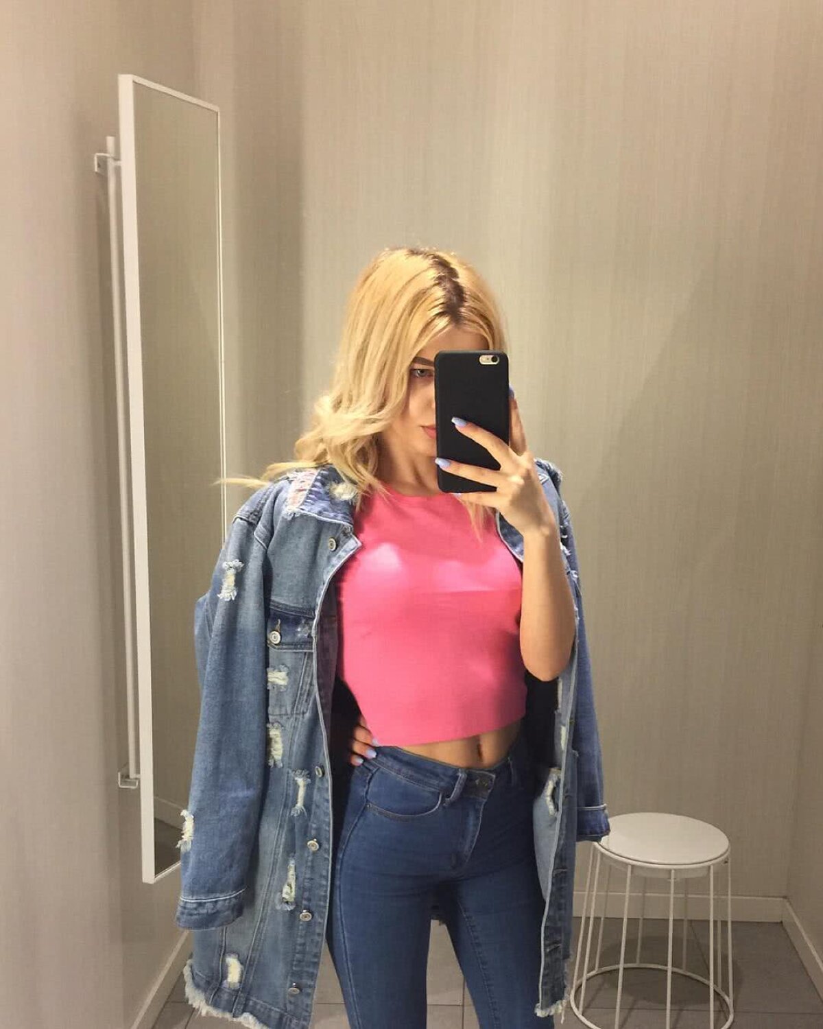 FOTO Inteligentă, blondă și sexy » O vloggeriță româncă rupe tiparele