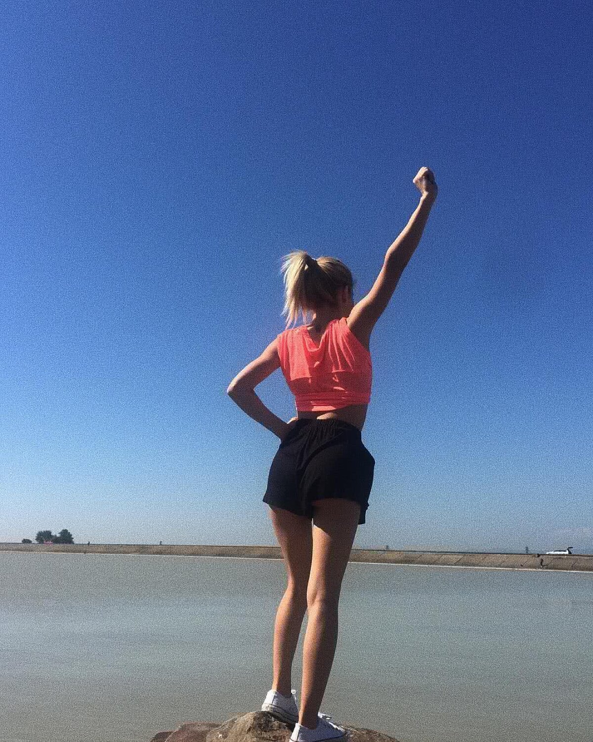 FOTO Inteligentă, blondă și sexy » O vloggeriță româncă rupe tiparele