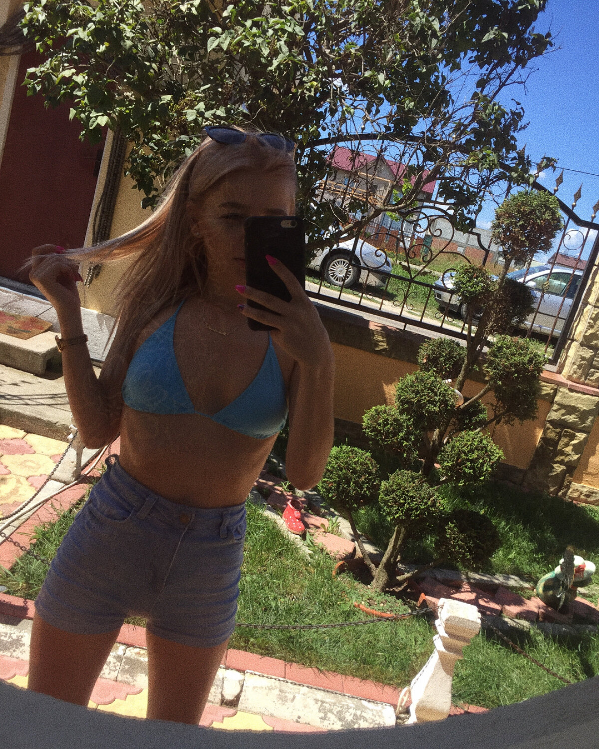 FOTO Inteligentă, blondă și sexy » O vloggeriță româncă rupe tiparele