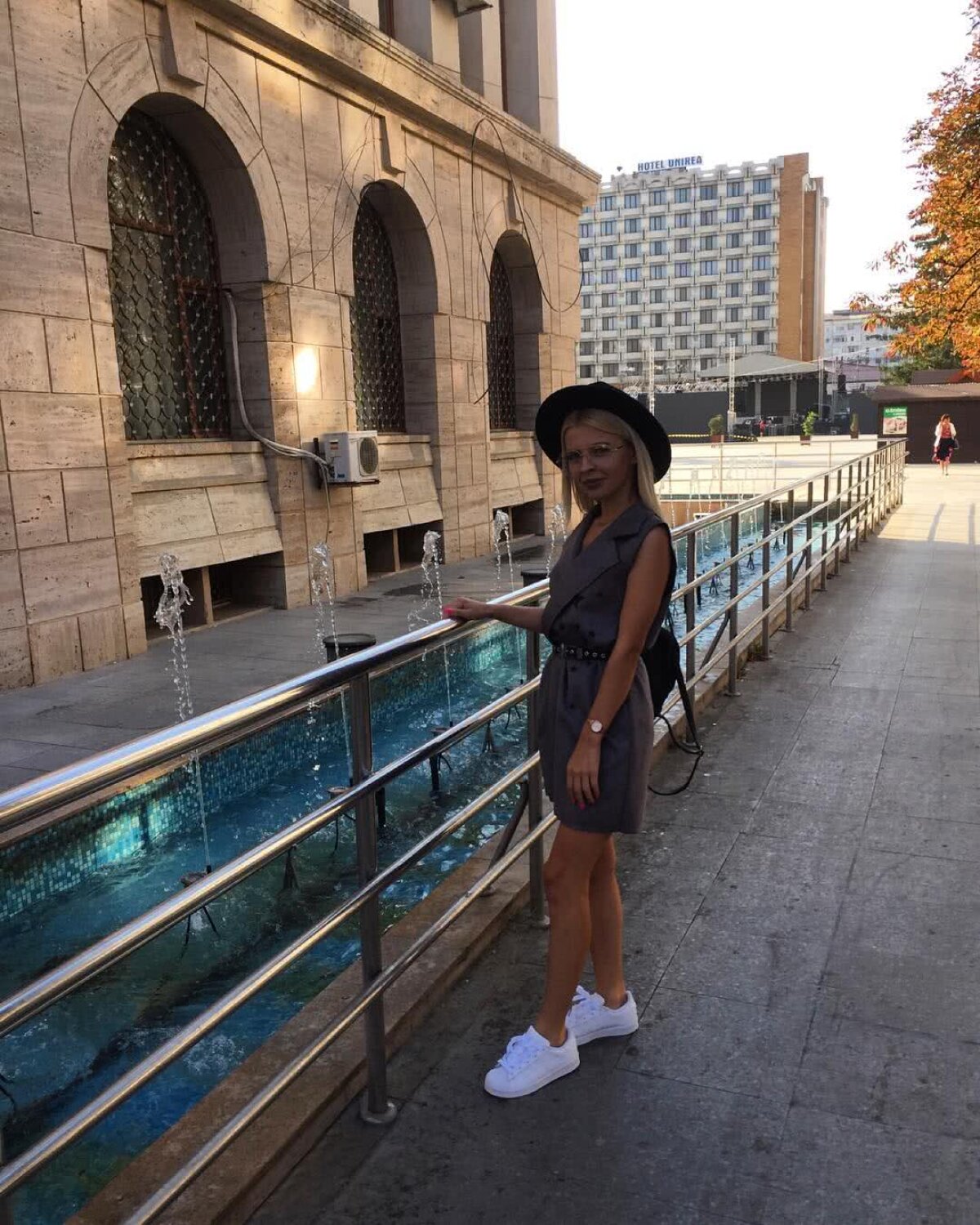 FOTO Inteligentă, blondă și sexy » O vloggeriță româncă rupe tiparele