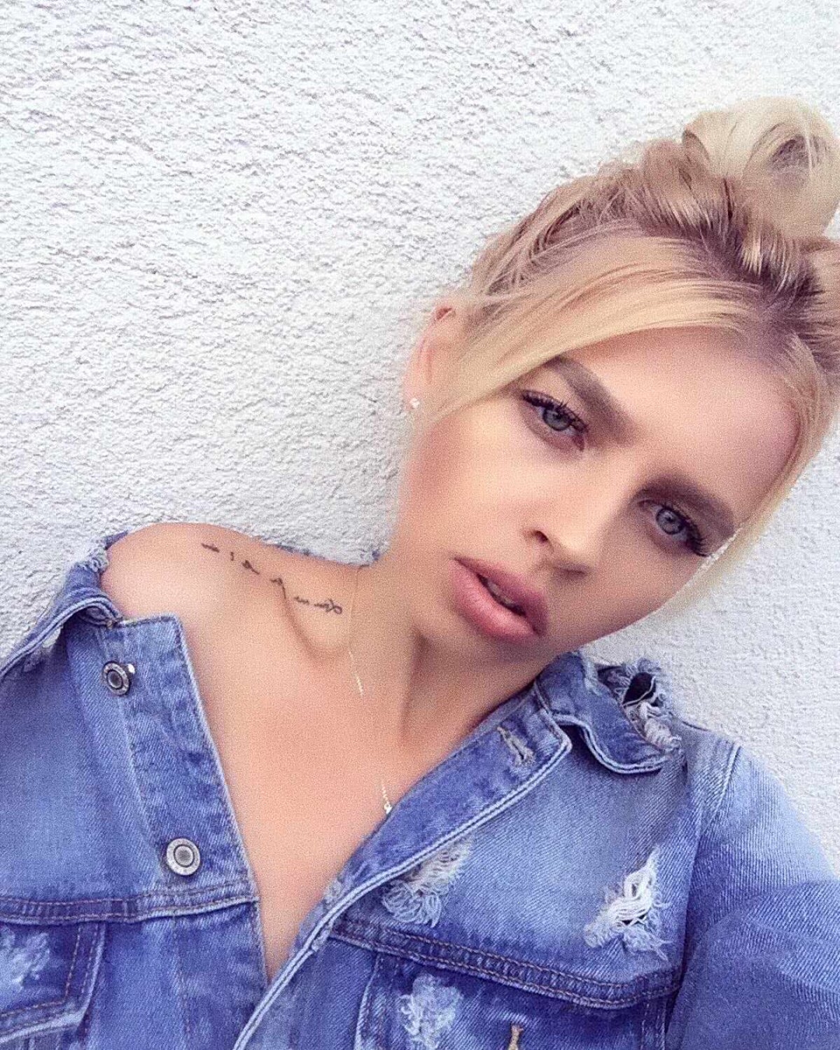 FOTO Inteligentă, blondă și sexy » O vloggeriță româncă rupe tiparele