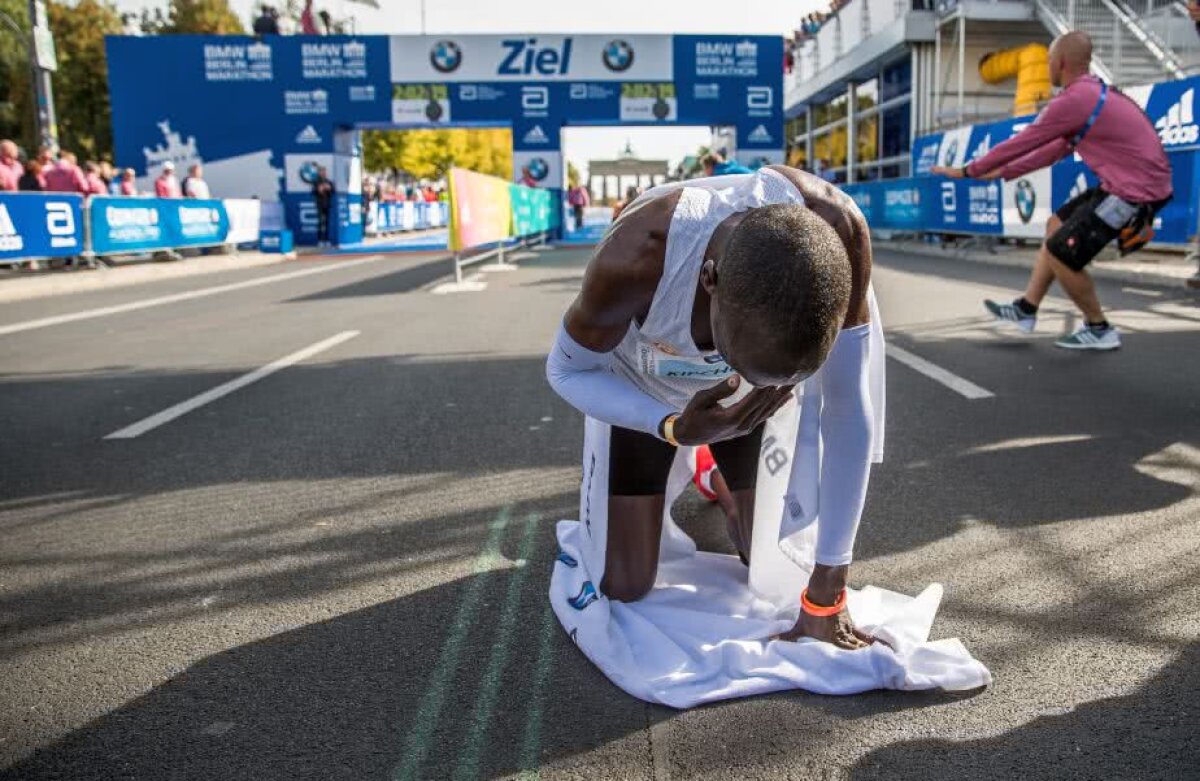 ELIUD KIPCHOGE // A stabilit un nou record mondial în maratonul de la Berlin: "Asta m-a făcut să trag de mine în ultimii kilometri"